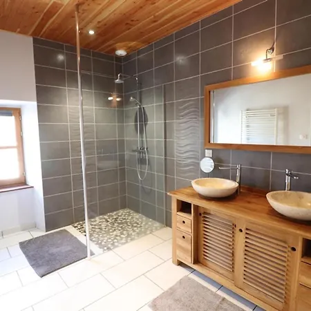 Holiday home Maison De Montagne Renovee, Proche Du Ski, Rando, Peche, Cascades, 5 Chambres, Jardin, Animaux Acceptes - Fr-1-742-56 Neussargues en Pinatelle